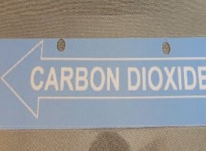 TAG,CO2 DIRECTIONAL ARROW,1 1/2 X 7,BLUE BACKGROUND W/BOLD WHITE LETTERS,LAMINATED,BUILD